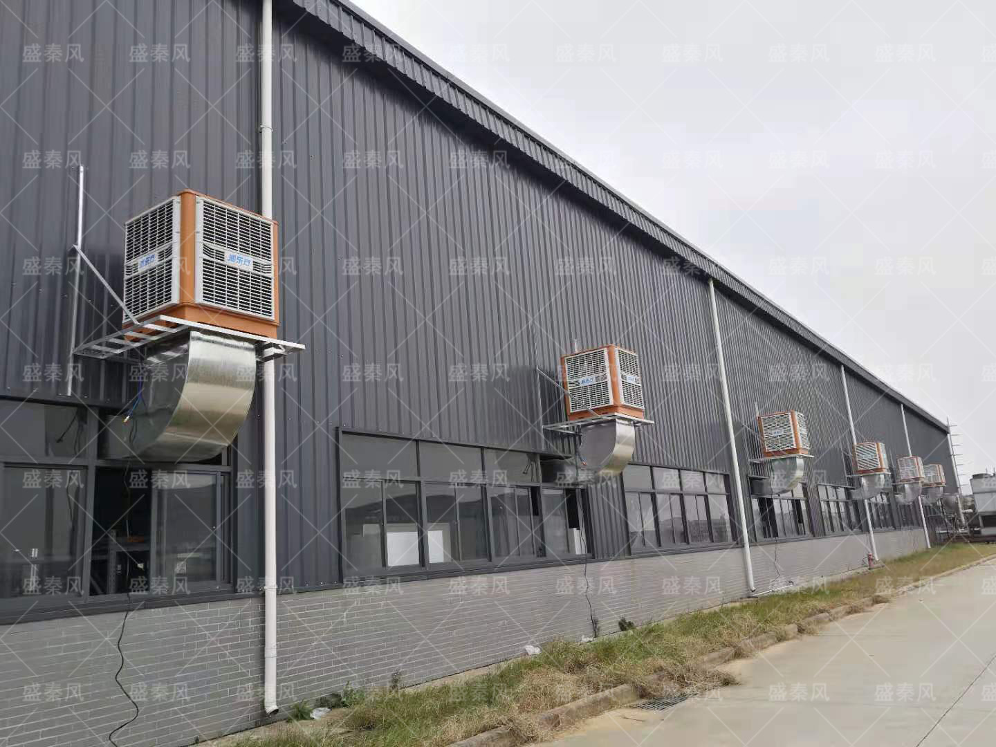 工廠車間降溫通風(fēng)用水冷空調(diào)與壓縮空調(diào)之間的效果對(duì)比，一目了然