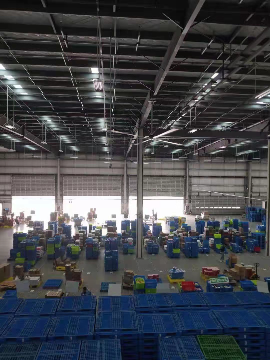 工業(yè)大吊扇應(yīng)用在電商倉儲降溫物流中心通風降溫的作用與好處？