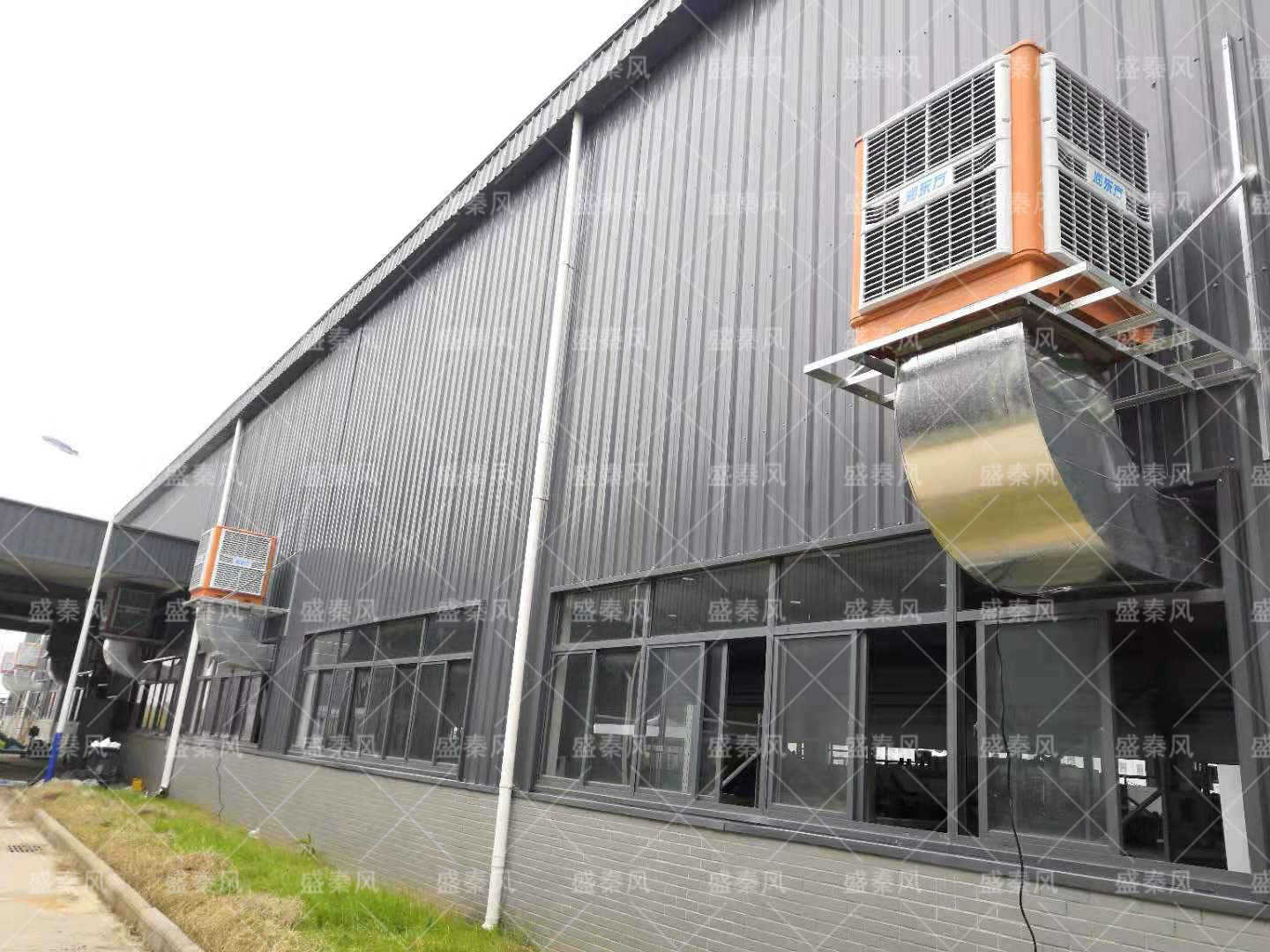 為什么選擇冷風(fēng)機(jī)來解決廠房車間通風(fēng)降溫的問題？冷風(fēng)機(jī)廠家告訴您