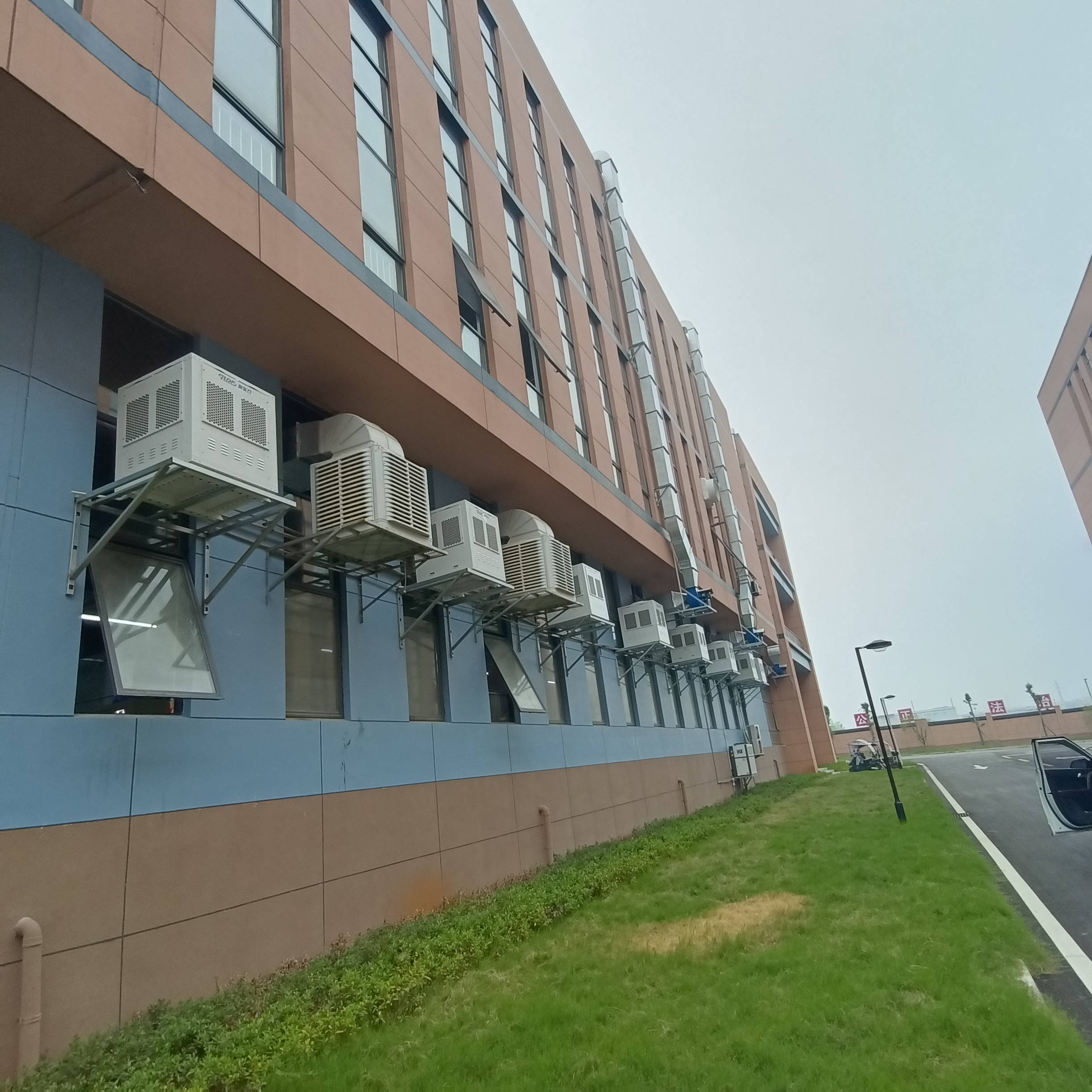湖北咸寧某大型五金廠通風降溫采用節(jié)能低碳空調(diào)