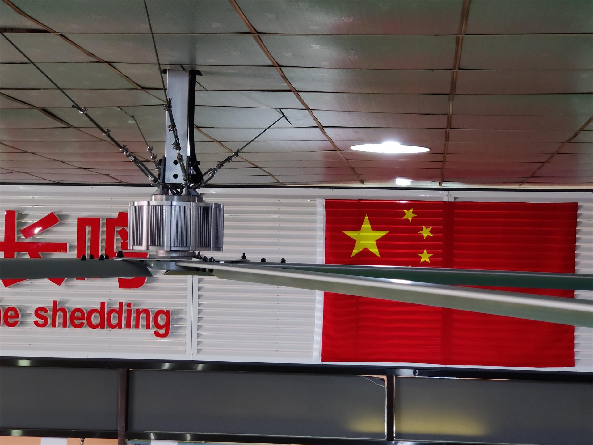 為什么高大廠房車間更適合安裝大型工業(yè)風(fēng)扇這一通風(fēng)降溫設(shè)備？