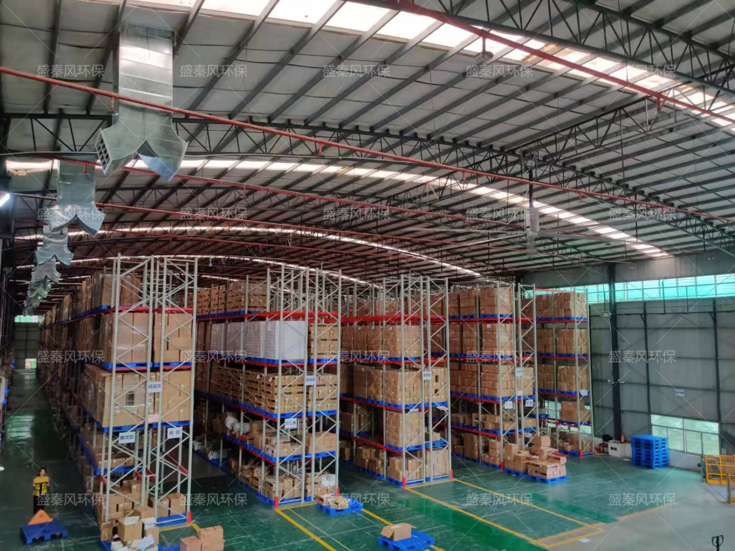 物流工廠車間倉庫通風降溫，怎么解決部分潮濕的問題？